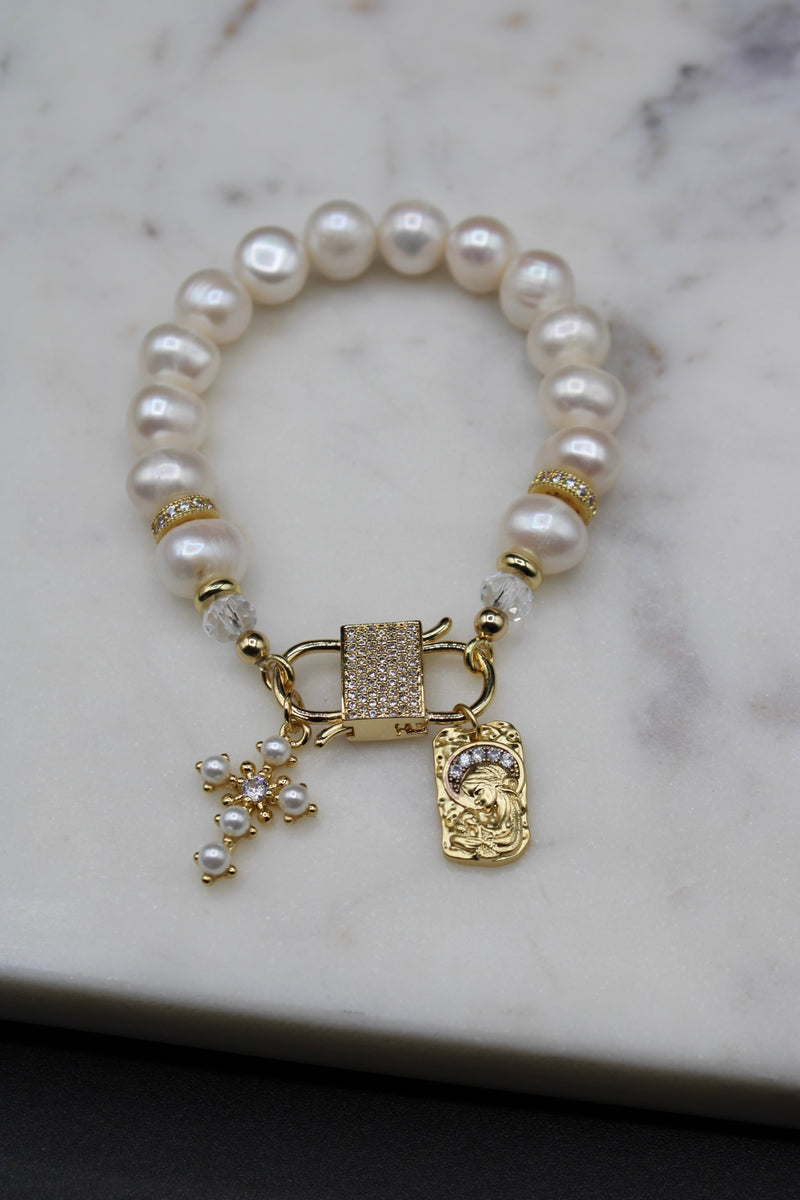 Pulsera de perla con 2 dijes cruz y virgen